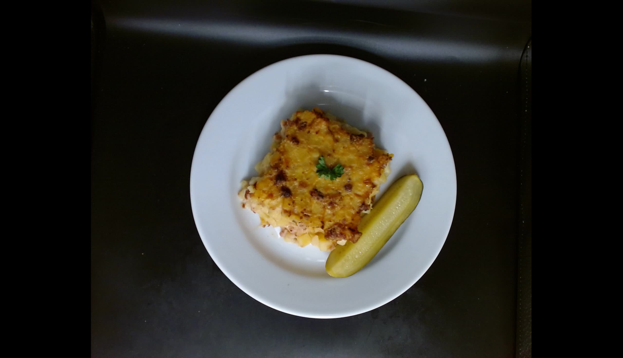 Francouzské brambory s uzeným masem, okurka