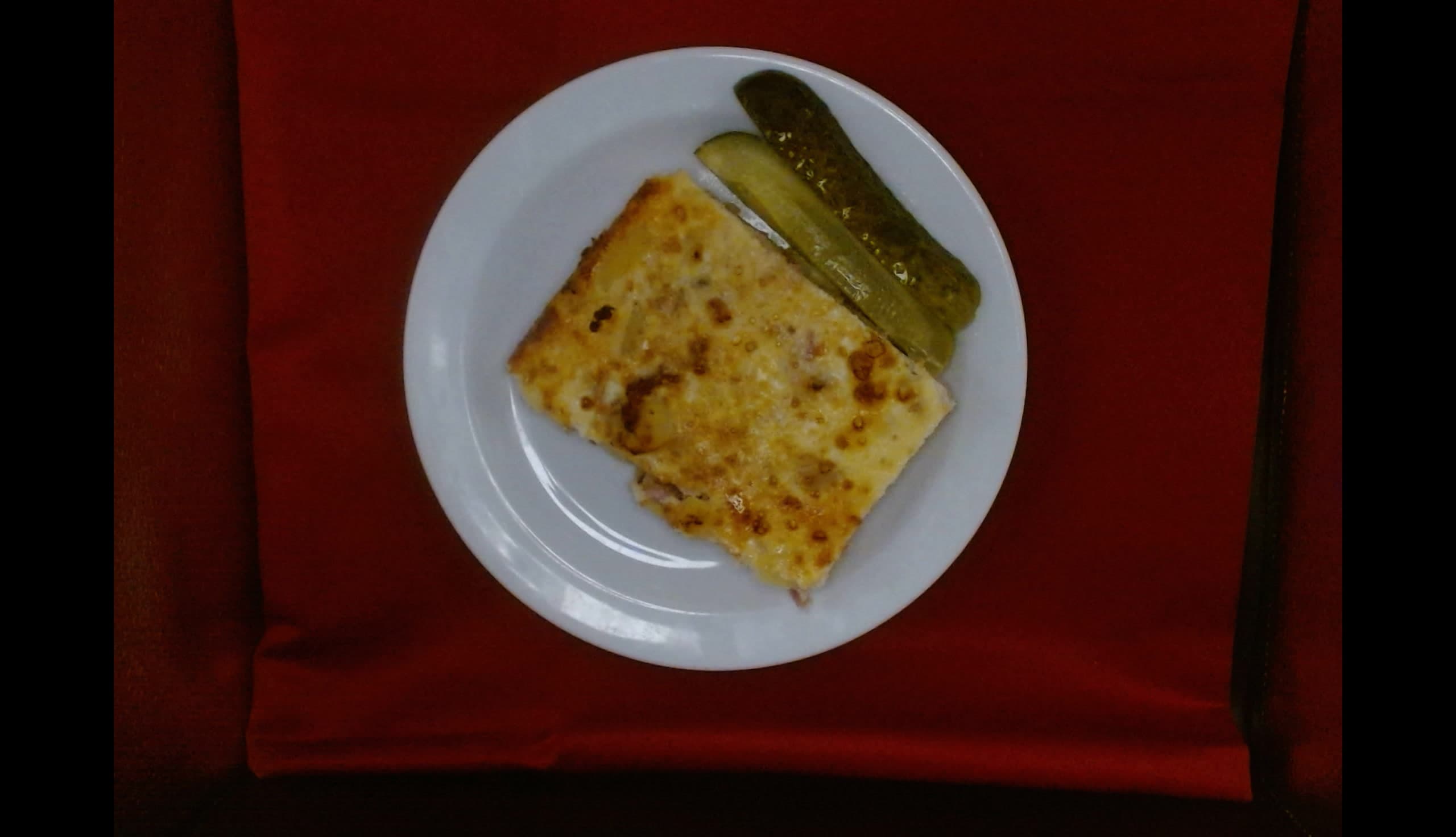 Francouzské brambory s uzeným masem, okurka