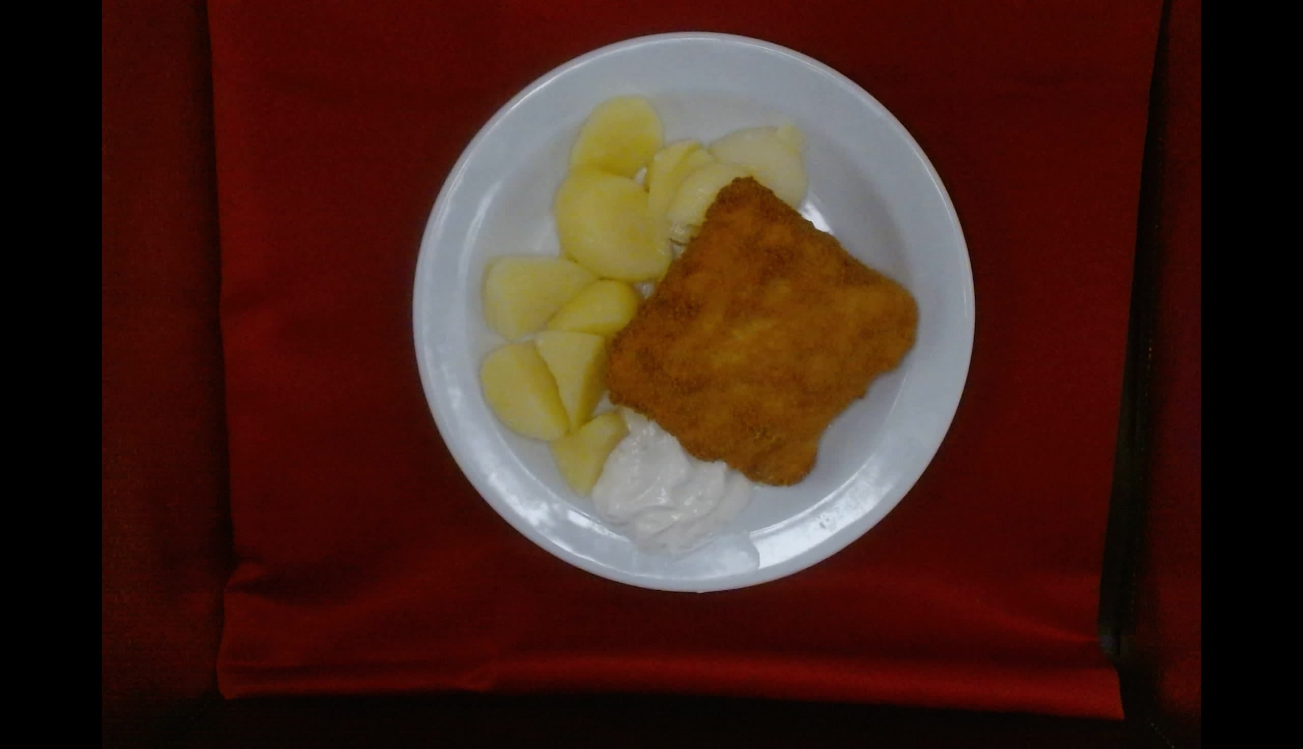 VEGAN Smažený sýr gouda, vařené brambory, Vegan tatarská omáčka